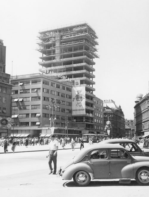 Trg Republike (današnji Trg bana Jelačića) 1957. godine, ilički neboder u izgradnji C